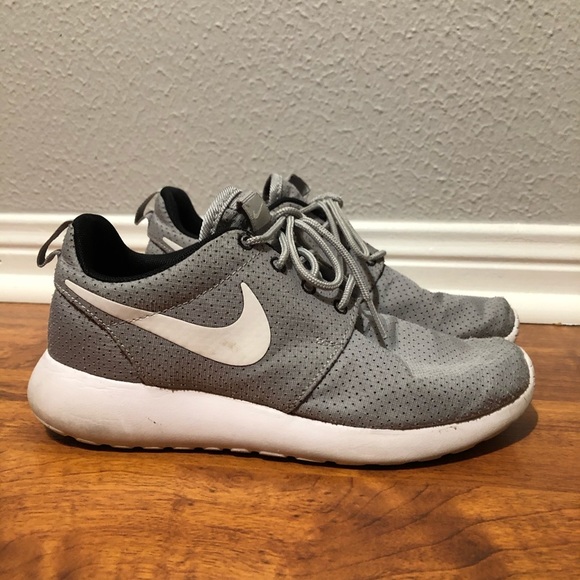 Nike Shoes - Women’s Grey and White Nike Roshe